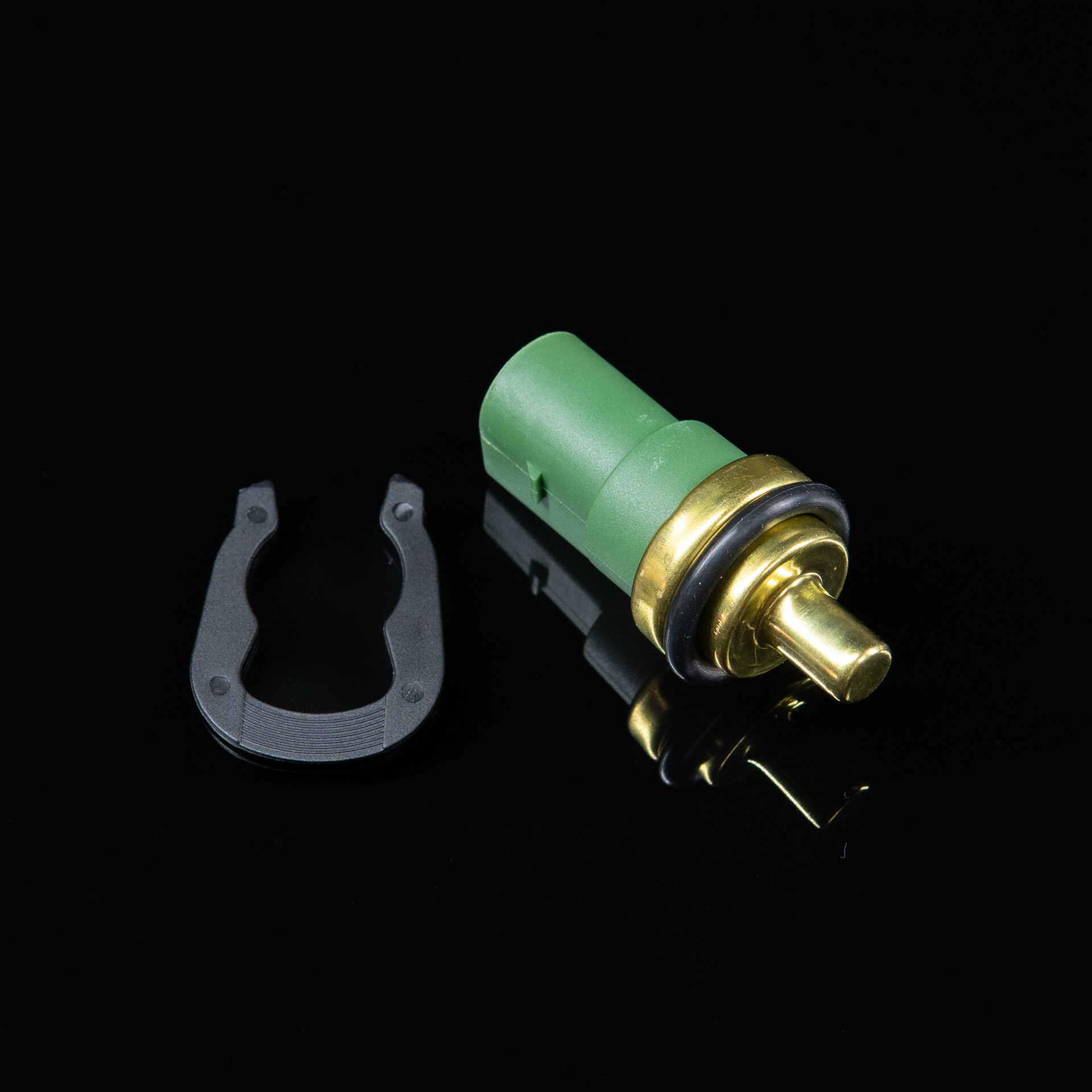 https://www.the-tuner.com/wp-content/uploads/2022/07/Kuehlmitteltemperatursensor-mit-O-Ring-und-Verriegelung-Coolant-Temperature-Sensor-with-O-Ring-and-Latch-THE-B5-067-00-Bild-6.jpg